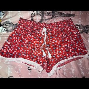 Cute red floral print shorts
Very flowy and breathable, soft material